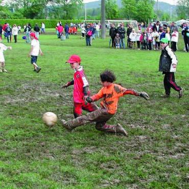 Dem Dorf etwas zurückgeben - Früher wurde auf Rasen gekickt, da gab es so manche Schlammschlacht wie auf dieser Aufnahme von 2005. Heute hat Villmergen einen Kunstrasen.