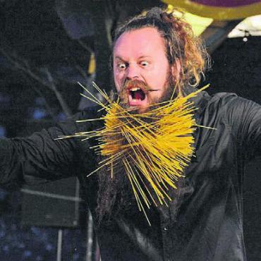 Die Magie der Strassenkünstler - Sozusagen als Spaghettimonster unterwegs: Guillermo Leon geht als Artist und Clown bis an die Grenzen, sein Auftritt polarisierte das Publikum.