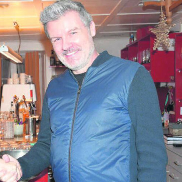 Mit Demut an Herausforderung - Karin Koch Wick, Mitte-Präsidentin des Bezirks Bremgarten, gratuliert Harry Lütolf zur erfolgreichen Friedensrichterwahl. Bild: Daniel Marti