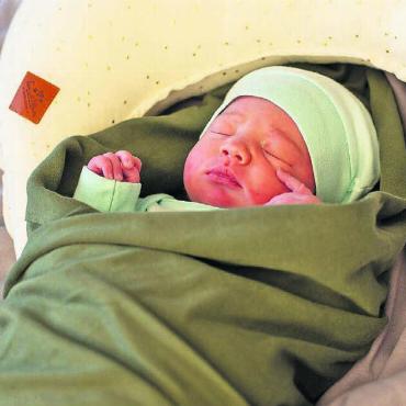 Nino war der Erste - Das erste im neuen Jahr im Spital Muri geborene Baby heisst Nino. Bild: zg