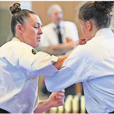 Freiämter Sportler des Jahres - ANGELA FELBER (29)
SARMENSTORF / KC ANGLIKON
KARATE
Angela Felber schreibt Karate-Geschichte. Die Sarmenstorferin (in Wohlen zu Hause) holt sich den Titel an der IFK-Weltmeisterschaft. Vor ihr ist das keiner Schweizer Kämpferin jemals gelungen. Mit diesem Sieg sichert sie sich auch die Qualifikation für die WFKO-Vollkontakt-Weltmeisterschaft in Japan. Daneben besteht sie erfolgreich die letztmögliche und höchste Meisterprüfung im Karatesport.