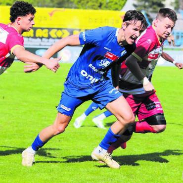 Der höfliche Allrounder - FCW-Eigengewächs Javi Gabathuler setzt sich im Spiel gegen Solothurn gegen zwei Gegner durch. Bild: spr
