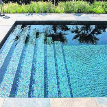 Home is where the pool is - RivieraPool mit Lineartreppe in Ezarri-Glasmosaik.