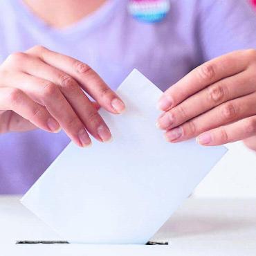 Wer darf Stimmen zählen? - Gesamterneuerungswahlen stellen die Abstimmungsbüros vor grosse personelle Herausforderungen. Gewählte und erprobte Stimmenzähler sind gefragt in diesen Tagen – eigentlich. Bild: pd