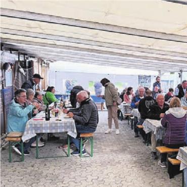 Fischessen der Sportfischer - Die Gäste in und um die vereinseigene Hütte am Stockweiher durften es sich gut gehen lassen. Bild: zg