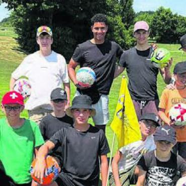 Toller Start - Mit Fussball-Golf beschäftigte sich eine der Gruppen während ihrer Anreise. Bild: zg