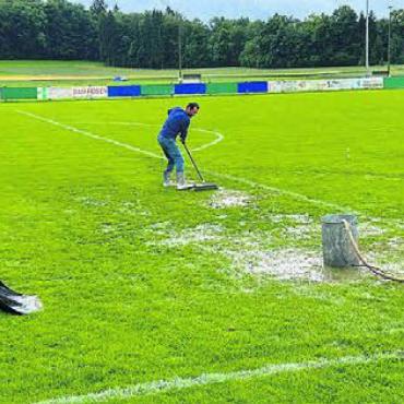 In den Aufstieg gerutscht - Dauerregen setzte dem Zinsmatten-Rasen zu. Nur dank Einsatz von Helfern, Vorstandsmitgliedern und sogar dem Beizli-Wirt konnte überhaupt erst angepfiffen werden.