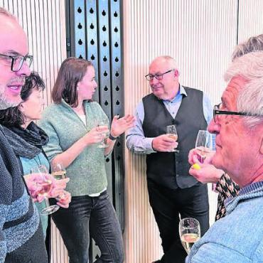 Der Traum von Olympia - In Hägglingen wurde zum Auftakt des neuen Jahrs munter diskutiert. Im Bild Gemeindeammann Franz Schaad (hinten rechts) im Gespräch. Bild: mub
