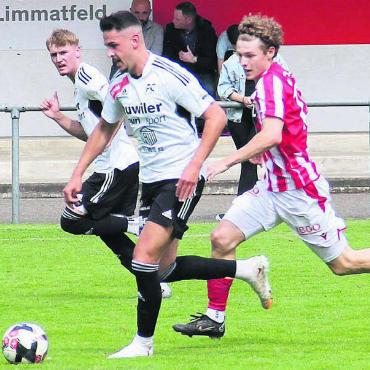 Eine Chance bleibt noch - Belmin Mrkonja (Mitte) und Tom Singenberger (links) im Vorwärtsgang für den FC Muri. An der Niederlage in Dietikon konnten sie nichts ändern. Mrkonja wird den Verein zur kommenden Saison verlassen. Bild: pf