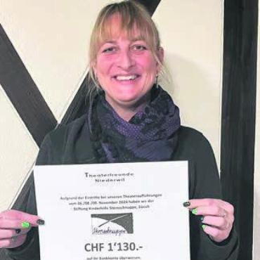 Grosszügige Theaterfreunde - Sabine Notter, Vorstandsmitglied der Theaterfreunde Niederwil, mit dem überreichten Scheck. Bild: zg