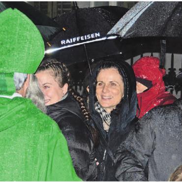 Mit Schirm und Charme - Doch auch die Erwachsenen liessen sich bei strömendem Regen verzaubern.