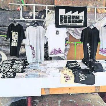 «Wir sind optimistisch» - Merchandise-Artikel sollen dabei mithelfen, den Kauf zu finanzieren.