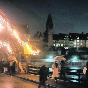 «Mein grösstes Weihnachtsgeschenk» - Die Schoggiseite kommt auch neben der geschmückten Holzbrücke bestens zur Geltung.