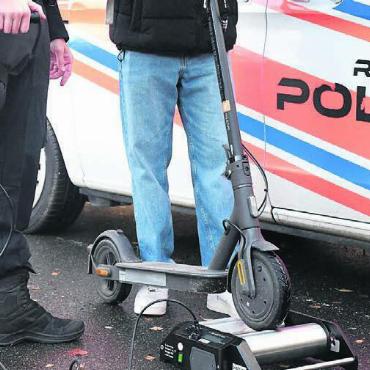 Auf der Jagd nach der Plage - Ab auf die Rolle: Hier wird kontrolliert, ob der E-Scooter allenfalls zu schnell läuft.