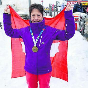 Wieder drei Medaillen - Die jubelnde Sandra Strebel an den World Transplant Winter Games. Bild: zg