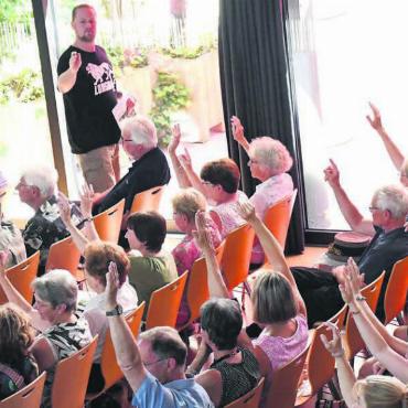 Emotionaler Machtkampf - Die Ortsbürgerinnen und Ortsbürger diskutierten heftig um die Initiative, die (zu) spät lanciert wurde. Letztlich wurde der Antrag nun angenommen. Bild: Daniel Marti