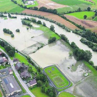 Ein Mosaik an Lebensräumen - Eine überufernde Reuss lässt im ersten Augenblick erstarren. Doch durch Hochwasser prägt der Fluss die Landschaft und schafft damit neue Lebensräume.