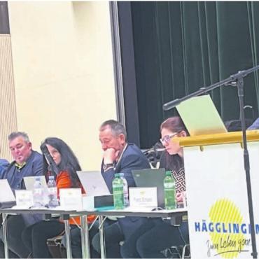 Grünes Licht für Sanierung - Ammann Franz Schaad (rechts) und seine Gemeinderatskollegen konnten die Stimmbürger von der Notwendigkeit des Ausbaus überzeugen. Bilder: mub/chh
