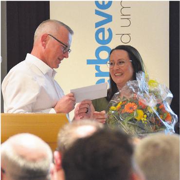 Nicht bis Ende April zuwarten - Präsident Urs Beyeler verabschiedet Stefanie Stöckli-Joho aus dem Vorstand und Marcel Laubacher, der zwölf Jahre lang den Altersheimausflug organisierte.
Bilder: Annemarie Keusch