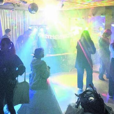 Kreativ gruselig - Gruselige, aber fröhliche Stimmung an der Halloween-Party im Jugendtreff. Bild: zg