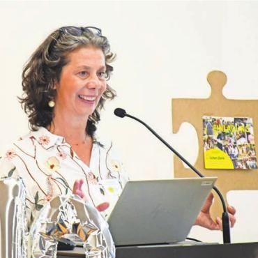 Wie ein Edelstein, der funkelt - Ruth Salzmann – Gründerin, Initiantin, Führungperson des Kernteams von Berufe Wohlen  – freute sich über die zehnte Austragung. Sie will nun kürzertreten und wurde gebührend verabschiedet. Bilder: Daniel Marti