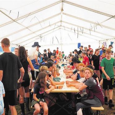 Globis unvorhersehbare Reise - Im grossen Zelt verköstigt die Küchenmannschaft alle Kinder und Leiter. Bilder: zg