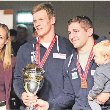 Happy End nach Horrorstart - Verbandspräsidentin Nadine Pietschmann (links) übergibt RS-Freiamt-Captain Marc Weber (Mitte) den Pokal. Für Yves Müllhaupt (rechts) war es vorerst der Abschied von den Freiämtern.
