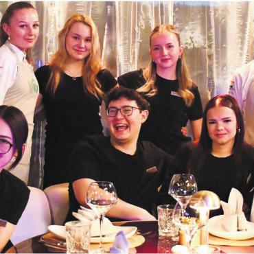 Von innen heraus wachsen - Dieses Team aus Lernenden ist am Abend für die Küche und den Service zuständig. Mit grossem Engagement und Herzblut für jedes Detail meistern sie ihre Aufgabe im Lernendenrestaurant. Bilder: Monica Rast