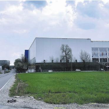 Viel Fläche und 70 Arbeitsplätze - In diese grosse Halle (rechts) zieht die Digitec Galaxus AG ein. Links: die «Brings»-Entsorgungsstelle. Bild: Stefan Sprenger