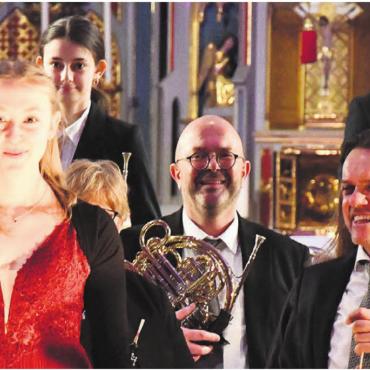Eine besondere Rolle - Solistin Jana Bürger begeistert die Zuhörer an der Harfe. Für sie ist es ein besonderes Erlebnis, mit der Musikgesellschaft zu spielen. Auch Peter Werlen (rechts) und die Musikgesellschaft freuen sich über die erbrachte Leistung. Bild: Monica Rast