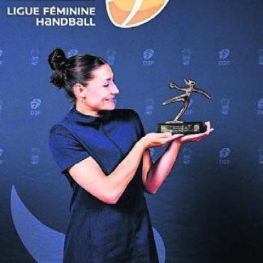 Abschied mit Trophäe - Daphne Gautschi mit der Trophäe als beste linke Rückraumspielerin. Bild: zg