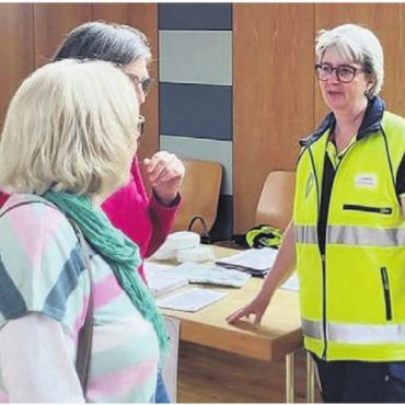 Erste Hilfe hautnah erleben - Präsidentin Luzia Zimmermann ist zufrieden.
