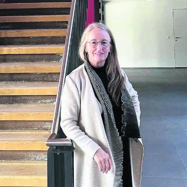 Viel Arbeit fürs «Restaurant Leo» - Monika Küng im bereits renovierten Foyer mit der Treppe zum kleinen Saal. Bild: Walter Minder