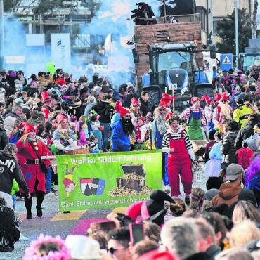 JAHRESRÜCKBLICK - Bilder, Menschen, Emotionen - 11. Februar: 18 000 Zuschauer machen den Wohler Fasnachtsumzug zu einem der grössten im Kanton Aargau, ein närrsiches Spektakel sondergleichen. Bilder: dm/spr/chh/sab/mo/zg