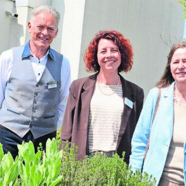 Es war ihm eine grosse Ehre - Am Mittwoch war der erste Arbeitstag der neuen Geschäftsleiterin. Sie wurde von Team und Vorstand herzlich begrüsst (von links): Andrea Duschén (Vorstand), Marcel Lanz (abtretender Geschäftsleiter), seine Nachfolgerin Andrea Beetschen Schaad, Maria Oberholzer (Vorstand) und Urs Meier (designierter Präsident). Bild: Chregi Hansen