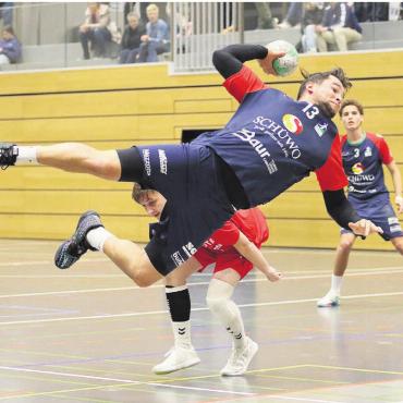 Holprig und doch erfolgreich - Mit Wucht in die nächste Cup-Runde: Der bullige und agile Kreisläufer Damian Biffiger erzielte zwei Tore. Bild: Jan Gelpke