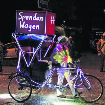 Ein riesiger Haufen mobiler Discos - Keine Plaketten, dafür Spendenwagen.