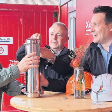 Etwas Neues entsteht - Verschliessen die Zeitkapsel für die Nachwelt (von links): Rolf Lüscher (Futura Vorsorge), Alex Meyer (Geschäftsleiter Xaver Meyer AG) und Thomas Bürki (ebenfalls Futura Vorsorge). Bild: Monica Rast