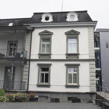 «Konsequentes Handeln nötig» - Was tut der Gemeinderat? Das reformierte Kirchgemeindehaus könnte diverse Raumprobleme der Gemeinde lösen. Nun ist die Liegenschaft in der «NZZ vom Sonntag» vom 9. und 16. Juni ausgeschrieben. Bild: Daniel Marti