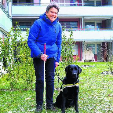Dabei sein und doch irgendwie nicht - Maria Theresia Müller mit Labradorhündin Henni: ein eingespieltes Team. Bild: Michel Bossart