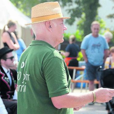 «Er kann anpacken und anstossen» - Mäni Baur ist der engagierte Gemeindeammann von Sarmenstorf. Aber auch für das Dorffest im September kniete er sich überdurchschnittlich rein. In den drei Tagen selber war er voll in seinem Element – hier singt er bei der Präsentation des Sarmenstorfer Lieds im Publikum mit. Dafür wurde er zum Kopf des Monats gewählt. Bild: Archiv