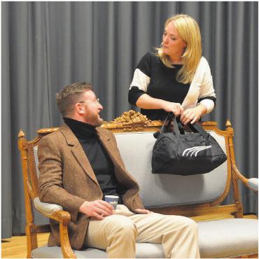 Nach sechs Jahren sind sie zurück - Er ist wettsüchtig, sie leidet unter einem Shoppingzwang – keine einfache Situation für Roland (Michel Marty) und Claire (Janine Meier-Berger).