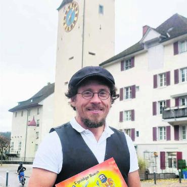 «Wohin die Fantasie mich treibt» - Als «Glöckner vom Spittelturm» hat Franky Weber schon so manche Kolumne publiziert. Nun hat er in seiner Funktion als Oberchlaus sein erstes Buch veröffentlicht. Bild: Marco Huwyler