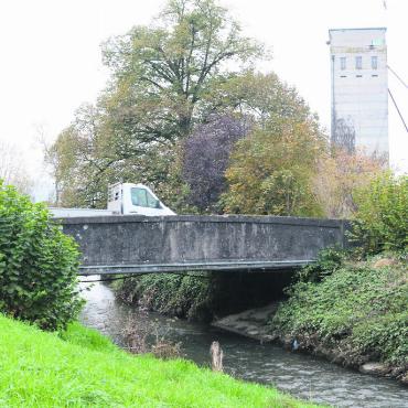 Es bleibt beim Verzicht - In Zukunft kein Durchgang mehr: Die Brücke bei der Tieffurtmühle in Dottikon wird nächstes Jahr abgerissen und nicht mehr ersetzt. Bild: chh