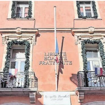 Nichts mit Ruhe in Saint-Tropez - Beim Rathaus ist die Fahne auf Halbmast.
