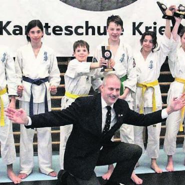 Vier Wohler Medaillen - Wohler Karatekas freuen sich über ihre Erfolge am Pilatus-Cup: Stehend (von links): Coach Ciprian Tantu, Yannick Küchler, Lars Von Felten, Nils Hoffmann, Sascha Hoffmann, Lena Jankovic, Sophie Bacher, Coaches Markus Meier und Erich-Andreas Bürgisser. Vorne: Schiedsrichter Shihan Raphael Gauch. Bild: zg