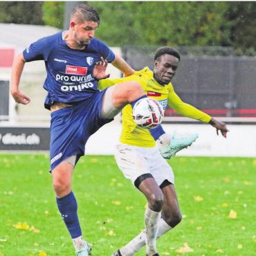 Dem Starensemble getrotzt - Alt-Internationale unter sich: Wohlens Alban Pnishi (links), der früher für Kosovos Nationalteam gespielt hat, im Duell mit Langenthals Georgino M’Vondo Ze, der einige Länderspiele für Zentralafrika absolviert hat. Bild: Josip Lasic