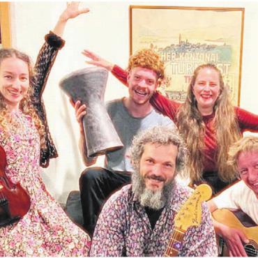 Der Kreis erweitert sich - Die Band «Matidaraš» eröffnet das Dreiraumkultur-Festival auf dem Sternenplatz.
