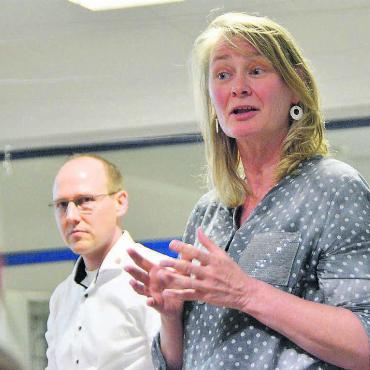 Die Kehrseite des Wachstums - Schulleiterin Franziska Bürgi und Gemeinderat Michael Erismann beantworteten ganz viele Fragen. Bild: Annemarie Keusch