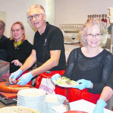 Die Schnapsidee vom Bielersee - Hier wird angerichtet (von rechts: Priska Schindler, Manuela Wüthrich, Erich Schindler, Trix Oswald, Tashi Dorji): Salat büscheln, Treberwurst schneiden, mit viel Stadtberger Marc flambieren, Lauchgemüse und gepflegte Bouillonkartoffeln dazu. Bild: Hans Rechsteiner